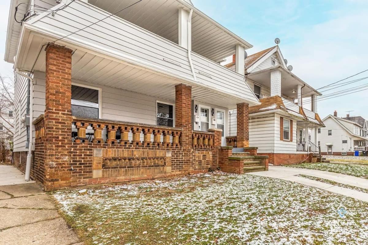 Newly Remodeled Apt, South Hills Old Brooklyn Area Cleveland Exterior photo