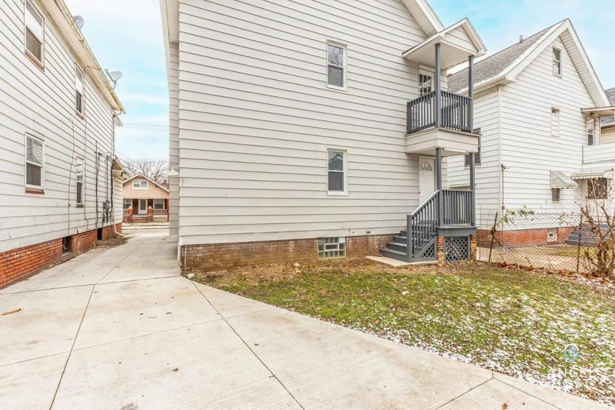 Newly Remodeled Apt, South Hills Old Brooklyn Area Cleveland Exterior photo
